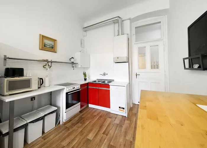 Mike\'S Huge Apartment