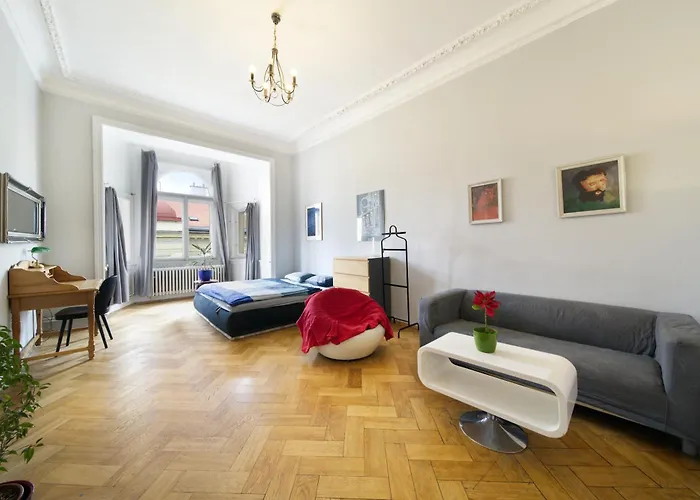 Mike\'S Huge Apartment